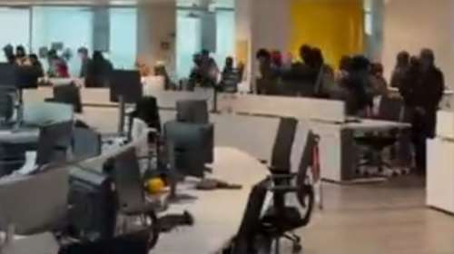 Ιταλία: &quot;Ντου&quot; στα γραφεία της εφημερίδας La Stampa - Πέταξαν κάτω αντικείμενα και έγραψαν συνθήματα [βίντεο]
