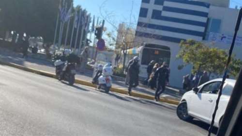 Τροχαίο στη Γλυφάδα: Λεωφορείο κατέληξε στο προαύλιο του παλιού δημαρχείου - Διαλύθηκε ΙΧ [εικόνες]