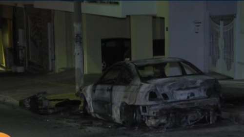 Ηλιούπολη: Πυρπόλησαν το αυτοκίνητο και τη μοτοσικλέτα του αστυνομικού που εξέδιδε τη 19χρονη