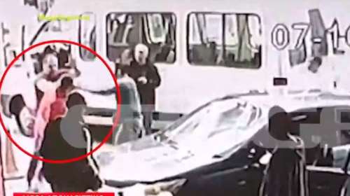 Σοκ στο κέντρο της Αθήνας: Άγριος ξυλοδαρμός αστυνομικού εν ώρα υπηρεσίας - Τον χτυπούσαν 4 άτομα στο κεφάλι [Βίντεο]