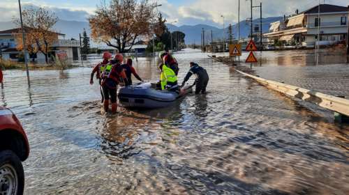 Λαμία: Απεγκλωβίζουν κατοίκους με βάρκες - Ο Σπερχειός &quot;μπήκε&quot; σε σπίτια [εικόνες-βίντεο]