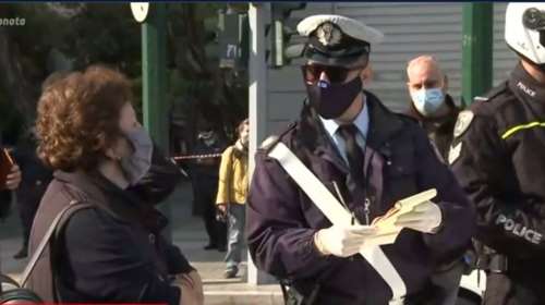 Επέτειος Πολυτεχνείου: Πρόστιμο 300 ευρώ σε εργαζόμενη - Εστειλε μήνυμα με κωδικό 6 και πήγε να αφήσει ένα λουλούδι [βίντεο]