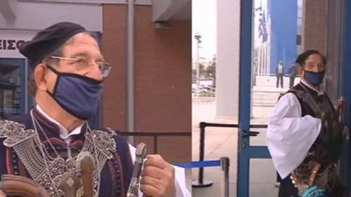 Ντύθηκε... τσολιάς και πήγε να εμβολιαστεί κατά του κορονοϊού [βίντεο]