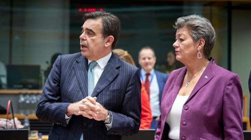 Κομισιόν: Η "προστασία των συνόρων" της ΕΕ πρέπει να γίνεται "με πλήρη σεβασμό των θεμελιωδών δικαιωμάτων"