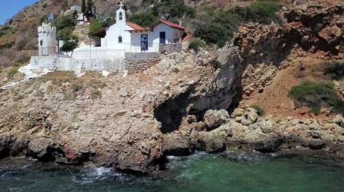 Ναύπλιο: Το εκκλησάκι στην παραλία Καραθώνα που είναι φτιαγμένο από... κρασί [εικόνες - βίντεο]