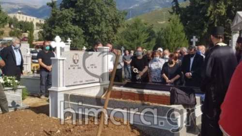 Πύρρος Δήμας: Σε κλίμα βαθιάς συγκίνησης η κηδεία της μητέρας του στη Χιμάρα