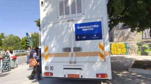 Λάρισα: Ξεκίνησαν οι εμβολιασμοί εξω από εκκλησίες - Ενταση με αντιεμβολιαστές, φώναζαν &quot;ανάξιος&quot; στον Μητροπολίτη [βίντεο]