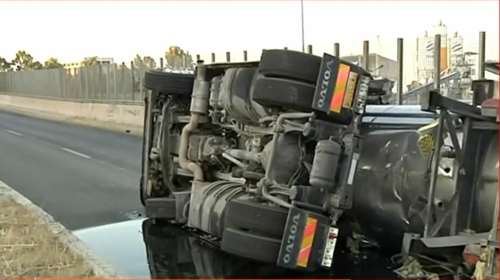 Ανατροπή βυτιοφόρου στο Πέραμα: Κλειστή η λεωφόρος Δραπετσώνας - Γέμισε ο δρόμος καύσιμα