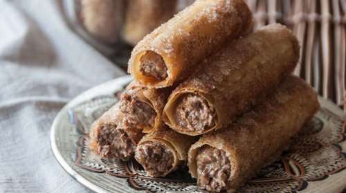 Ακης Πετρετζίκης: Πουράκια με πραλίνα φουντουκιού και καρύδια - Ετοιμα σε ελάχιστα λεπτά