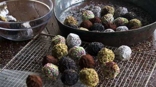 Ακης Πετρετζίκης: Τρουφάκια γάλακτος με μπισκότα - Εύκολα, με 4 υλικά