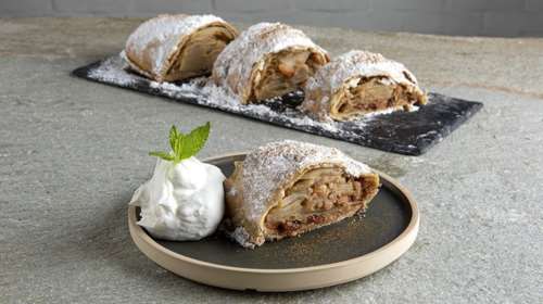 Συνταγή Ακη Πετρετζίκη για λαχταριστό στρούντελ μήλου με σπιτικό φύλλο