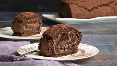 Συνταγή Ακη Πετρετζίκη για καταπληκτικό κορμό με πραλίνα σοκολάτας - Ετοιμο στο πι και φι