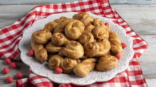 Συνταγές για τα πιο γευστικά, αφράτα πασχαλινά κουλουράκια από δύο πασίγνωστους σεφ