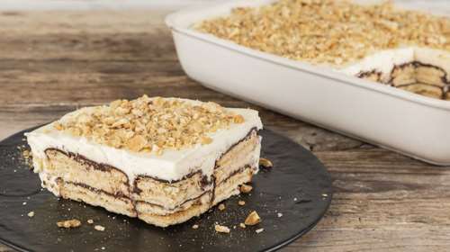 Ακης Πετρετζίκης: Σοκολατένιο γλύκισμα σε 10 λεπτά - Με πραλίνα και μπισκότα