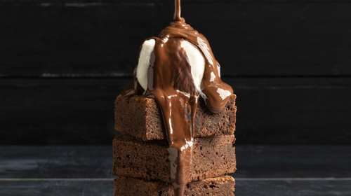 Ακης Πετρετζίκης: Πανεύκολη συνταγή για brownies σοκολάτας γάλακτος