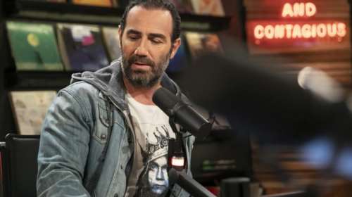 Ο Αντώνης Κανάκης με το Βινύλιο στην ΕΡΤ: Τι είναι υποχρεωμένος να θυσιάσει ο παρουσιαστής αν δεχτεί την πρόταση