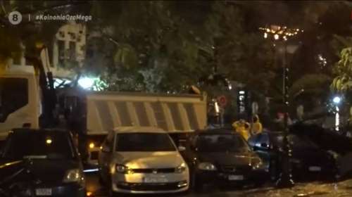 Πτώσεις δέντρων από τους ισχυρούς ανέμους στη Νέα Σμύρνη  - Καταπλακώθηκε αυτοκίνητο [βίντεο]