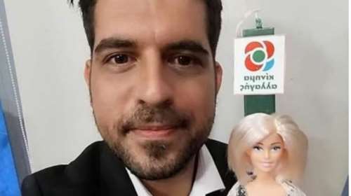 Στέλεχος του ΚΙΝΑΛ με λαμπάδα… Φώφη Γεννηματά [εικόνα]