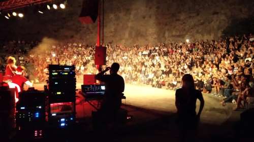 Λειβαδιά: Απίστευτη κορονοσυναυλία - Χορός και ξεφάντωμα χωρίς μάσκες και αποστάσεις [εικόνες - βίντεο]