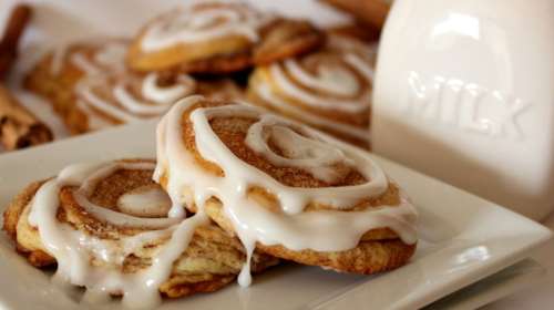 Ακης Πετρετζίκης: Απίθανα και εύκολα cinnamon roll cookies