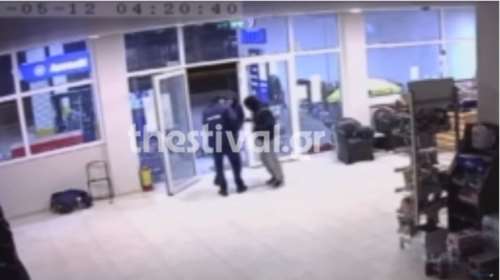 Τρόμος για υπάλληλο βενζινάδικου: Ληστές τον απείλησαν με όπλο και τον χτύπησαν [βίντεο]