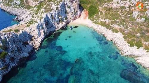 Πρώτη: Το νησάκι του Ιονίου με το ιστορικό ναυάγιο Anouar [βίντεο]