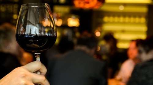 Κορονο-δείπνο επωνύμων στην Κηφισιά: Τι αποκαλύπτει ο ιδιοκτήτης του κέντρου και ο οικοδεσπότης πρύτανης