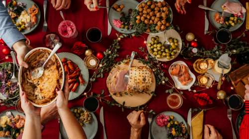 "Χρυσά" tips από σεφ: Πως μετατρέπεται το εορταστικό τραπέζι σε γκουρμέ εύκολα και χωρίς κόστος