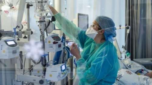 ﻿Κορονοϊός: Τα κρούσματα μειώνονται, αλλά οι θάνατοι και οι νοσηλείες σε ΜΕΘ αυξάνονται