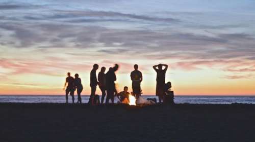 Αμετανόητοι στη Ρόδο: Εστησαν... κορονο-πάρτι με 70 άτομα στην παραλία λίγο πριν το lockdown