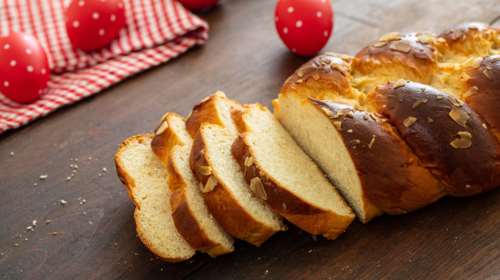 Ακης Πετρετζίκης: Συνταγή για το πιο τέλειο πασχαλινό τσουρέκι - Tip από τον σεφ