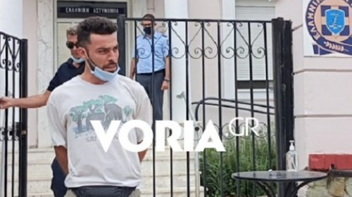 Παραλήρημα αντιεμβολιαστή πατέρα στη Θέρμη: &quot;Δεν δέχομαι σελφ τεστ, δεν φοράμε μάσκες&quot;, φώναζε με χειροπέδες στα χέρια