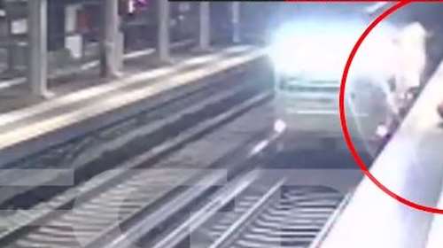 Ντοκουμέντο φρίκης  από το τραγικό δυστύχημα στον ΗΣΑΠ - Η προσπάθεια των εργατών να εγκαταλείψουν τη λοκομοτίβα [Βίντεο]