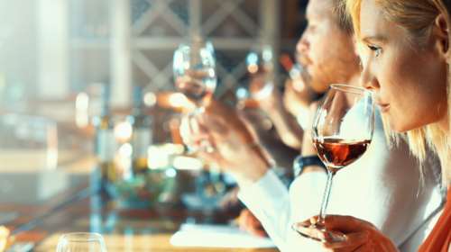 Winelovers: 30.000 "εραστές" του κρασιού ταξιδεύουν και αναζητούν... νέες ετικέτες