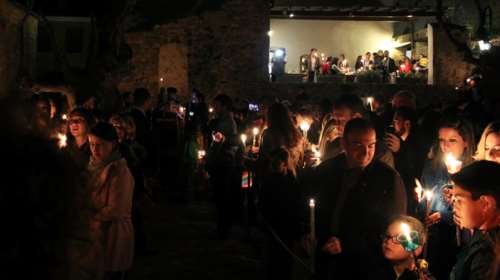 Πάσχα - Τα έθιμα των Δωδεκανήσων: Από τα γαλακτοκούλουρα της Αστυπάλαιας στις φωτοβολίδες και τα εκρηκτικά της Σύμης