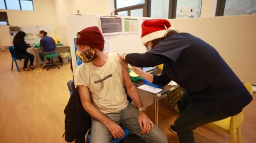 Βρετανία: Οι πολίτες έσπευσαν να εμβολιαστούν ακόμα και τα Χριστούγεννα - Τρόμος για την εξάπλωση της Ομικρον