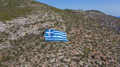 Ελληνική σημαία 800 τετραγωνικών στολίζει τον Υμηττό [εικόνες]