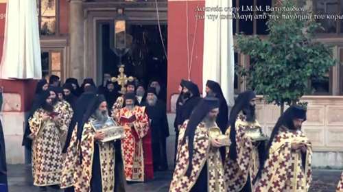 Αγιο Ορος: Εκαναν λιτανεία για τον κορονοϊό χωρίς κανένα μέτρο προστασίας - Με συνωστισμό και χωρίς μάσκες [βίντεο]