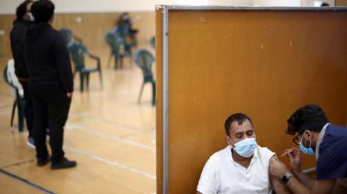 Βρετανία: Τρίτη δόση εμβολίου το φθινόπωρο σε όλα τα άτομα άνω των 50 ετών