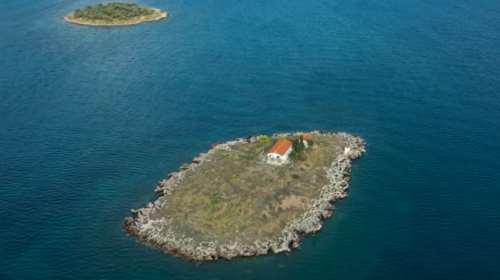 Αγνωστη Ελλάδα: Πού βρίσκονται η βυθισμένη αρχαία γέφυρα και ο κρατήρας με το δάσος από νούφαρα [βίντεο]