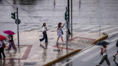 Εντονη καταιγίδα &quot;χτύπησε&quot; την Αττική:  Χαλάζι, καταρρακτώδης βροχή και διακοπές ρεύματος σε πολλές περιοχές [βίντεο]