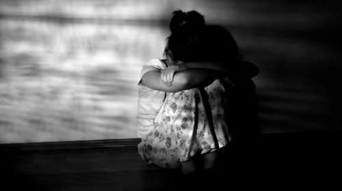 Φρίκη στην Κάλυμνο: Ο σύντροφος της μητέρας, βίαζε τη 13χρονη κόρη της- Και η μητέρα το γνώριζε