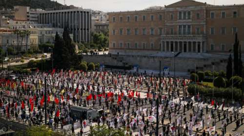 Πρωτομαγιά: Με αυστηρά μέτρα και &quot;στρατιωτική&quot; πειθαρχία η διαδήλωση του ΠΑΜΕ στο Σύνταγμα [εικόνες - βίντεο]