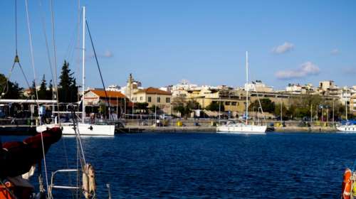 Αυτοκίνητο έπεσε σε βραχώδη θαλάσσια περιοχή στο Λαύριο