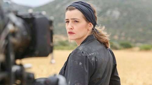 Μαρία Κίτσου: Οδηγεί σκάφος με σορτσάκι και με θέα το ηλιοβασίλεμα - Η διαφορετική εμφάνισή της