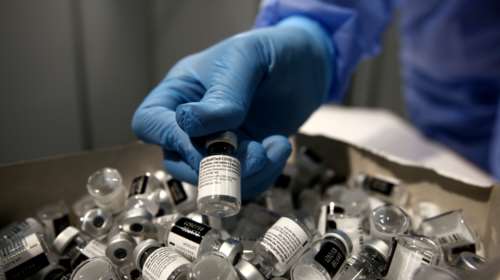 Τζανάκης: Εμβολιασμένοι άνω των 70 ετών μπορεί να νοσηλευτούν, αν κολλήσουν πέντε μήνες μετά τη δεύτερη δόση