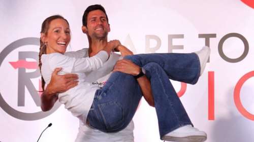 Τζόκοβιτς: Ποια είναι η εκρηκτική Γελένα που έχει πάντα στο πλευρό του - Οι &quot;ψεκασμένες&quot; θεωρίες για 5G κορονοϊό