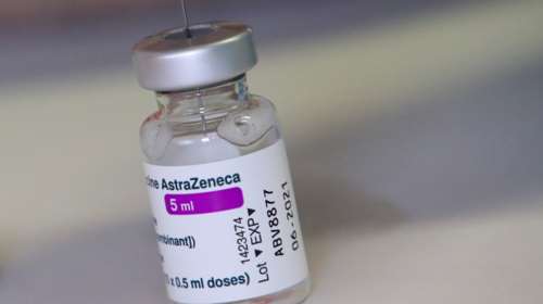 Εμβόλιο Astrazeneca: Πώς χορηγείται πλέον στις άλλες χώρες της Ευρώπης- &quot;Παγώνει&quot; τα εμβόλια στους κάτω των 30 η Βρετανία