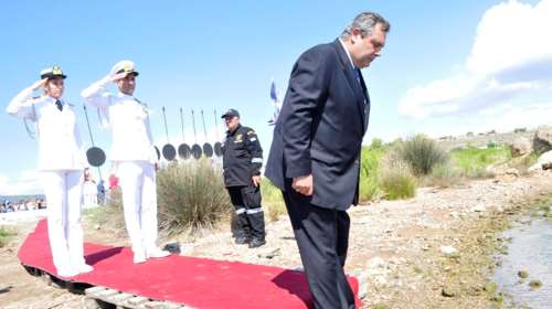 Οταν ο Μητσοτάκης θύμισε στον Τσίπρα το κιτς σόου Καμμένου στη Σαλαμίνα με το χαλί και τις παλέτες στην παραλία [εικόνες]