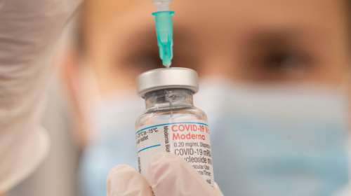 &quot;Βόμβα&quot; από Moderna: Πολύ λιγότερο αποτελεσματικά τα εμβόλια απέναντι στη μετάλλαξη Ομικρον